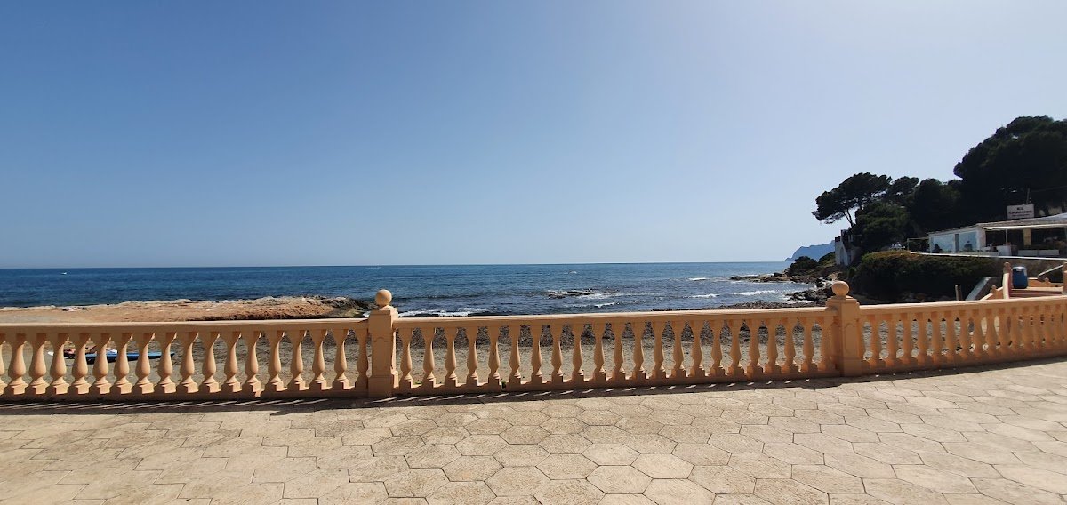 Aparcamiento gratuito en la carretera Moraira-Calpe, Teulada en Teulada (Alicante)