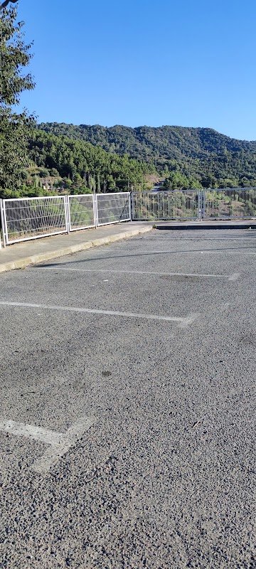 Aparcamiento gratuito en la Carretera del Pantà de Siurana en Cornudella de Montsant (Tarragona)