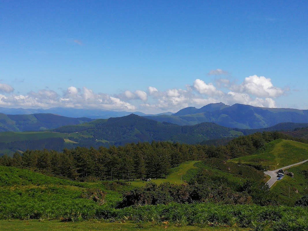 Aparcamiento gratuito en la carretera Lesaka - Oiartzun en Lesaka (Navarra)