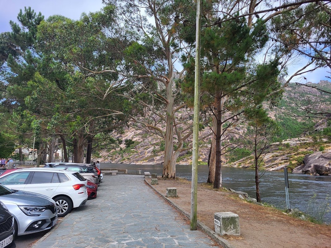 Parking junto a la cascada del Ézaro (carretera DP-2308) en Corcubión (A Coruña)
