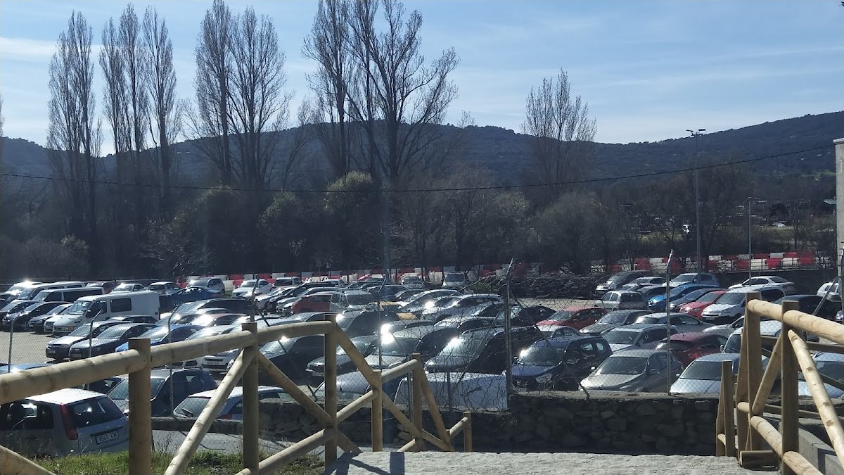 Parking gratis junto al Castillo de Manzanares el Real en Manzanares el Real (Madrid)