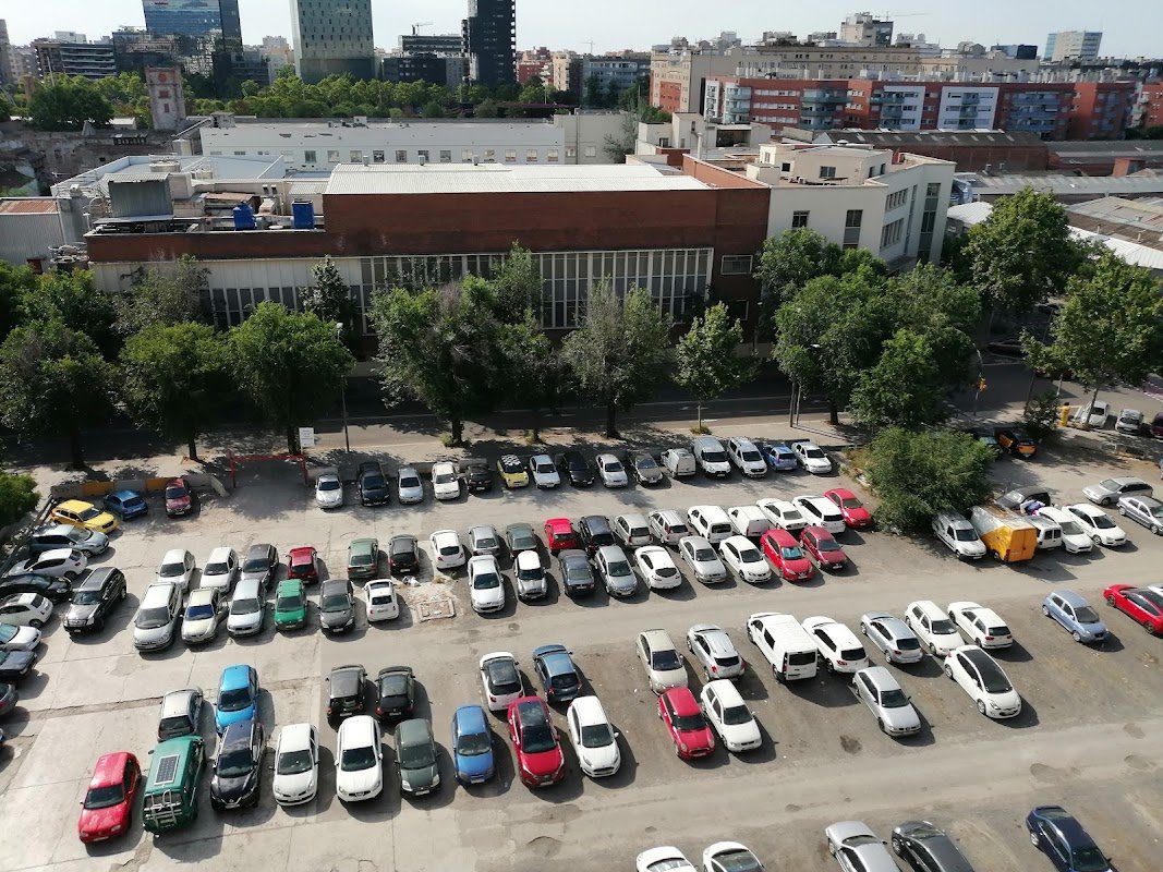 Aparcamiento gratuito en Carrer del Perú, junto a Glòries en La Llacuna (Barcelona)