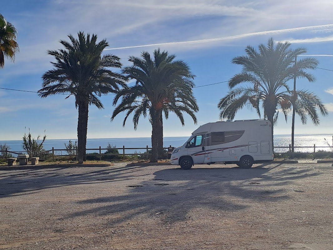 Aparcamiento gratuito junto al mar, en la N-340 de Alcanar en Alcanar (Tarragona)