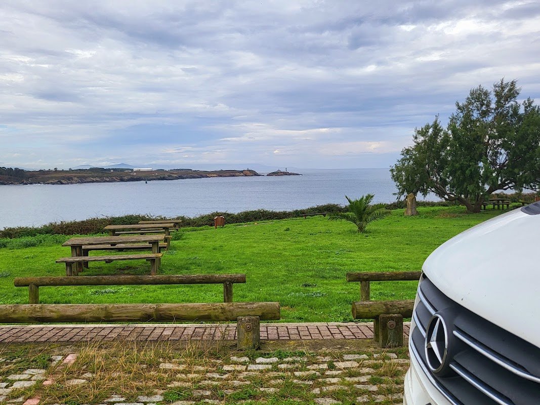 Parking gratuito de 35 plazas junto a la ría del Eo en Ribadeo (Lugo)