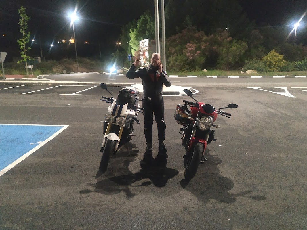 Aparcamiento gratuito junto a la CV-83, en Elda en Elda (Alicante)