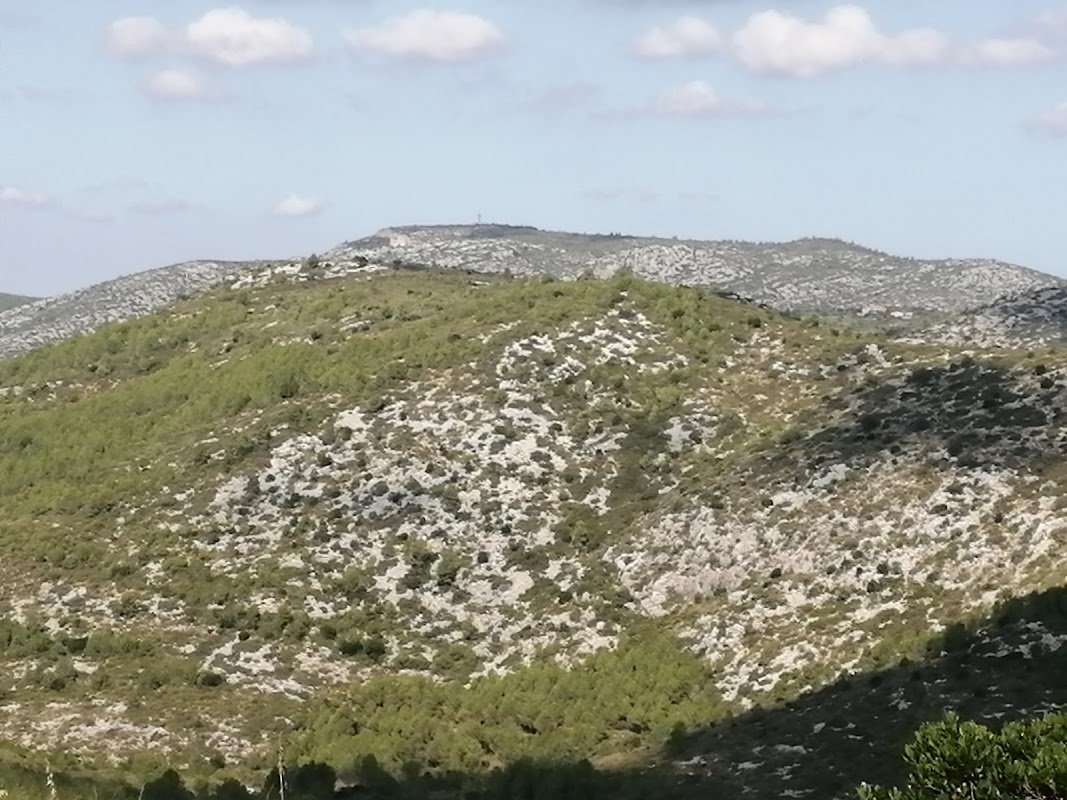 Aparcamiento gratuito de la carretera de la Plana Novella en Begues (Barcelona)