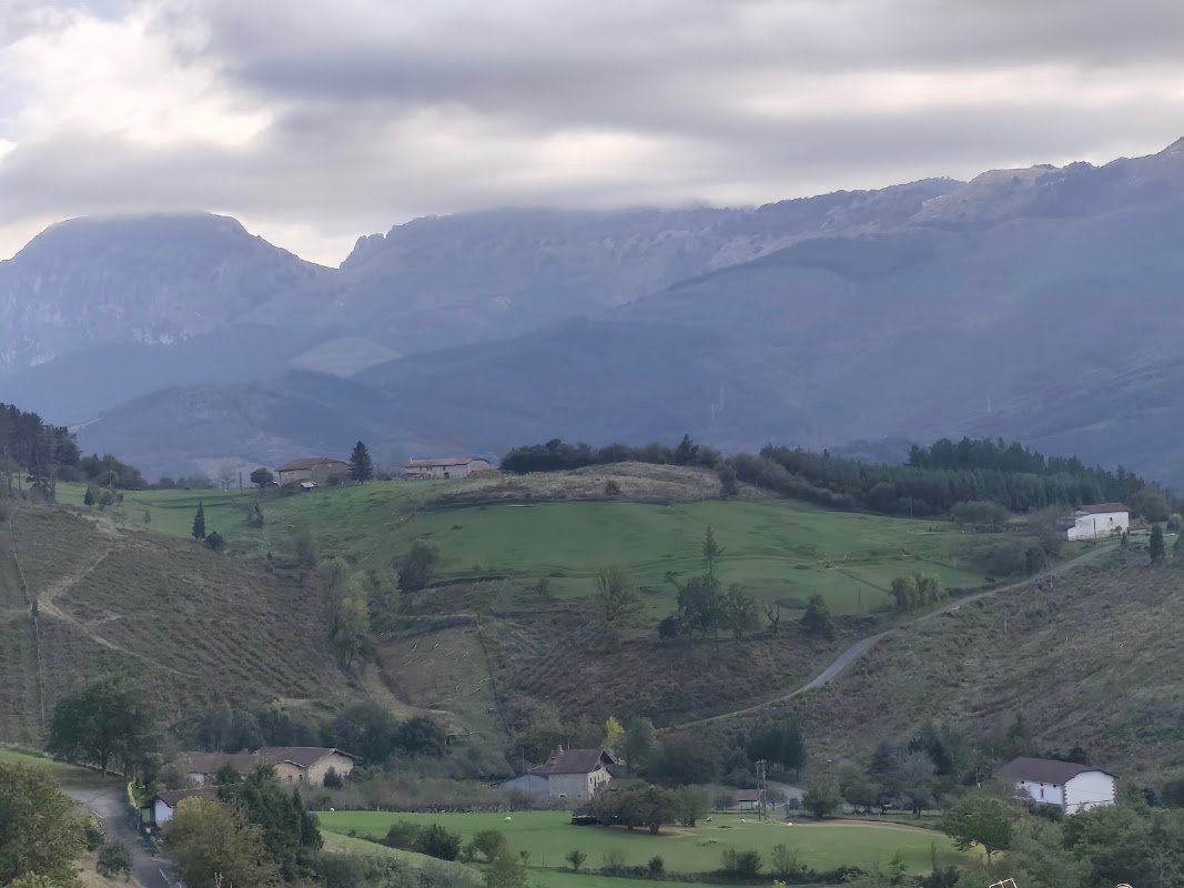 Aparcamiento junto a la iglesia de Etxano (Amorebieta-Etxano) en Amorebieta-Etxano (Bizkaia)
