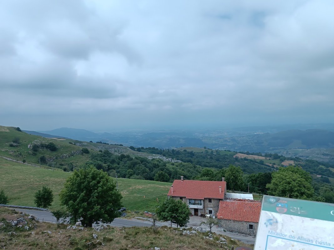Aparcamiento gratuito en el puerto de Alisas en Riotuerto (Cantabria)
