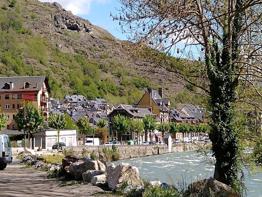 Aparcamiento gratuito de la entrada de Bossòst, en la N-230 en Bossòst (Lleida)