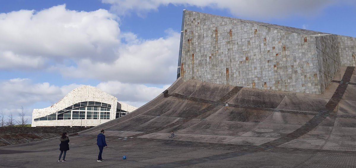 Aparcamiento gratuito en Pista da Pobanza en Santiago de Compostela (A Coruña)