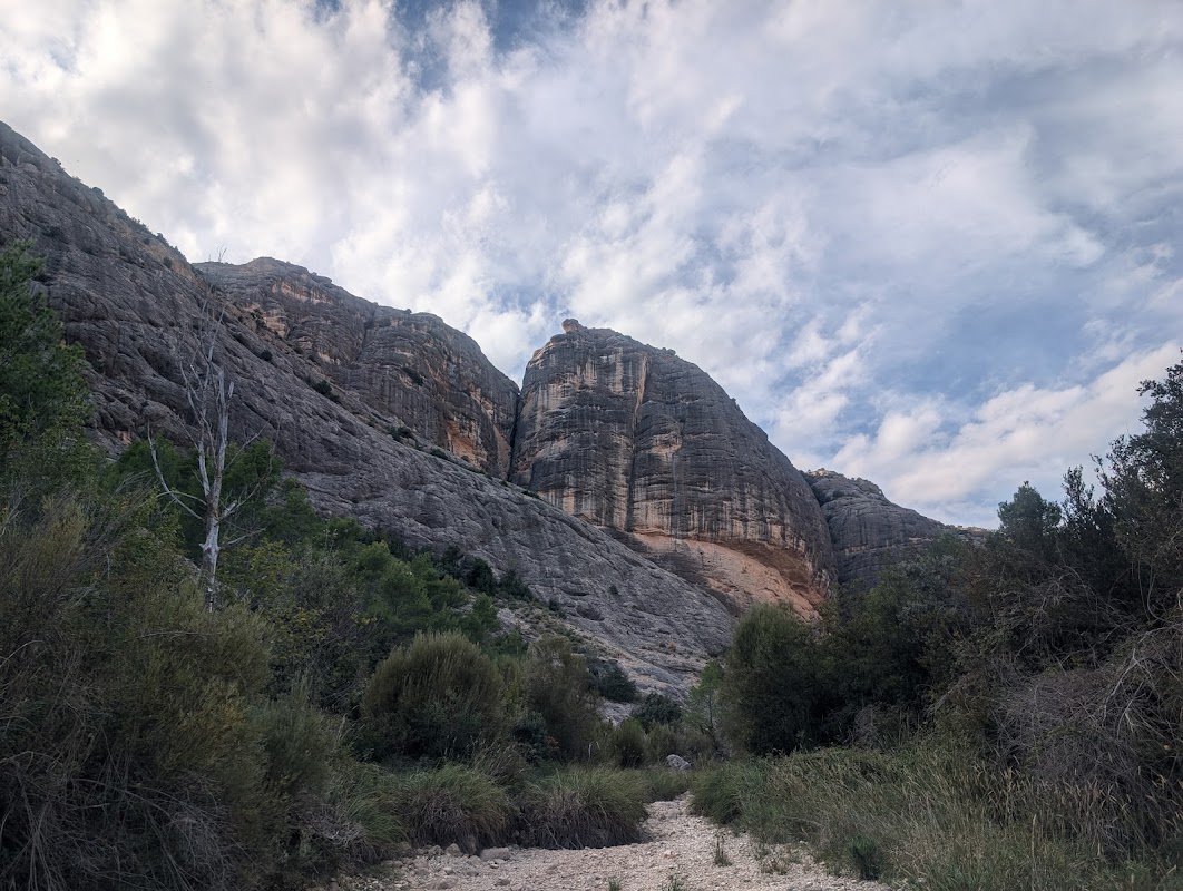 Aparcamiento de la pista del Mas de la Franqueta en Arnes (Tarragona)