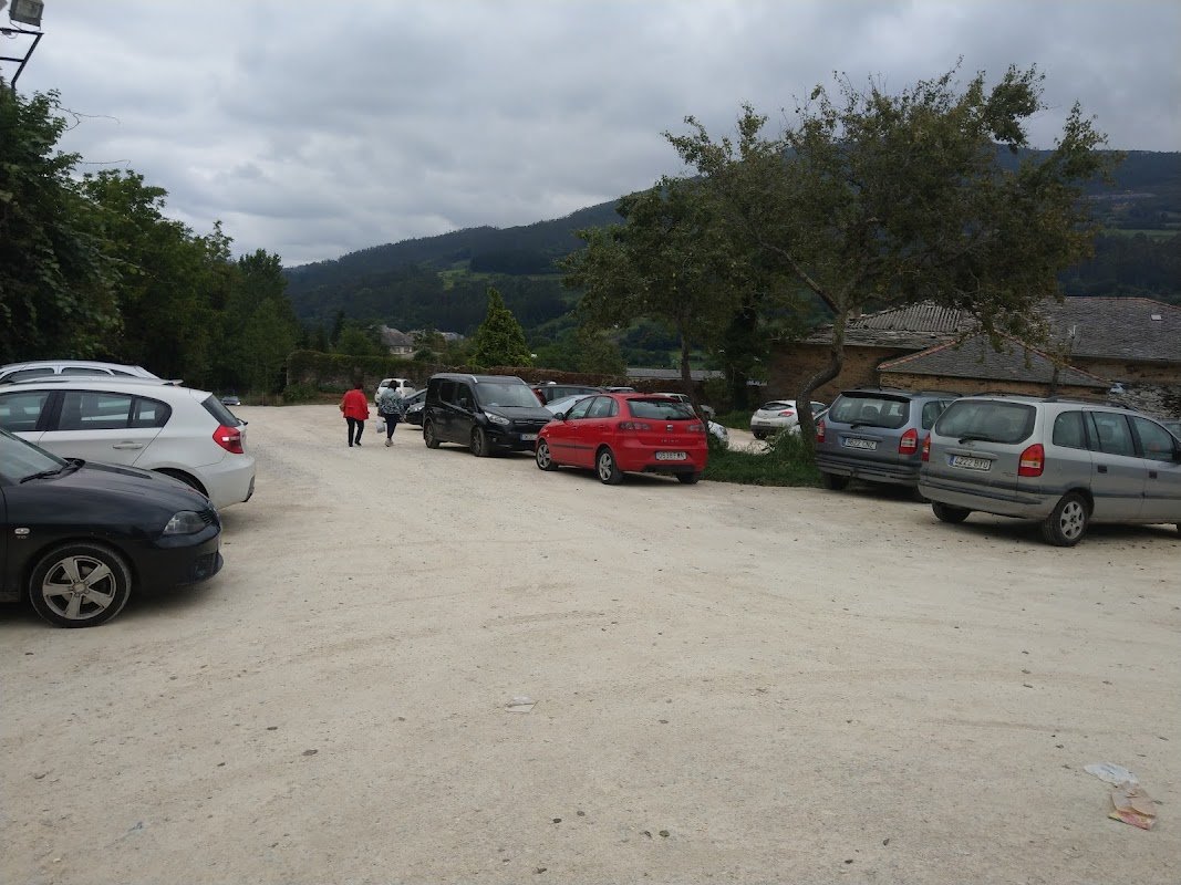 Parking gratuito junto al centro de Mondoñedo (Casas Novas) en Mondoñedo (Lugo)