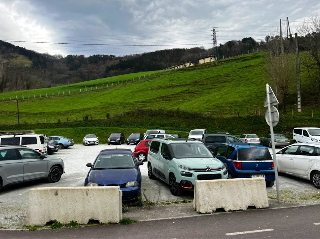 Aparcamiento gratuito en Santa Lutzia auzoa en Tolosa