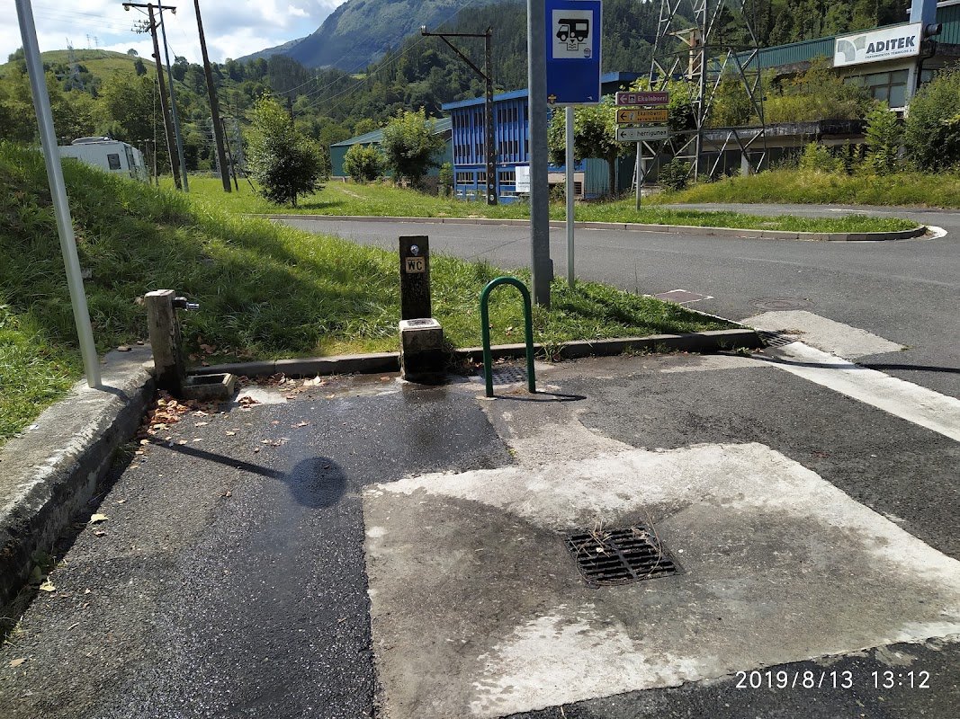 Aparcamiento gratuito en Toribio Altzaga kalea en Zestoa