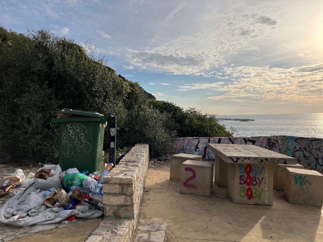 Parking gratuito con vistas en el Mirador Costes del Garraf en Sitges (Barcelona)