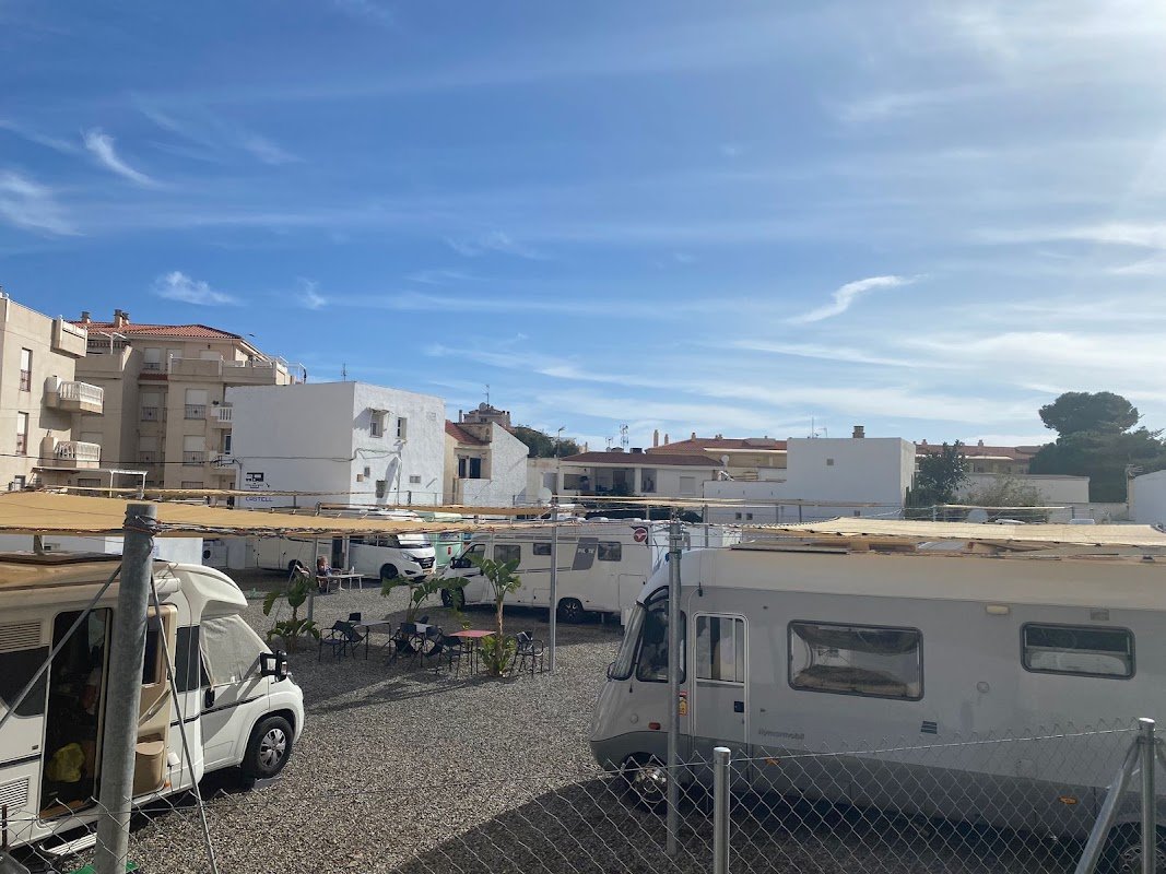 Parking Camper Castell, junto a la playa (El Romeral) en El Romeral (Granada)