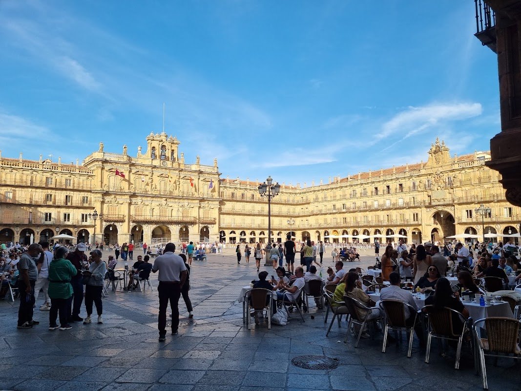 Aparcamiento de La Alberca, en la carretera de Salamanca en La Alberca (Salamanca)
