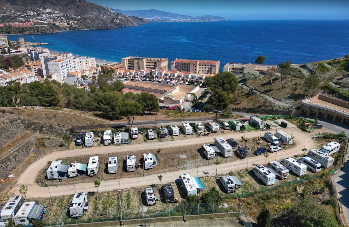Parking Área de autocaravanas Al Club (Costacabria), Almuñécar en Almuñécar (Granada)