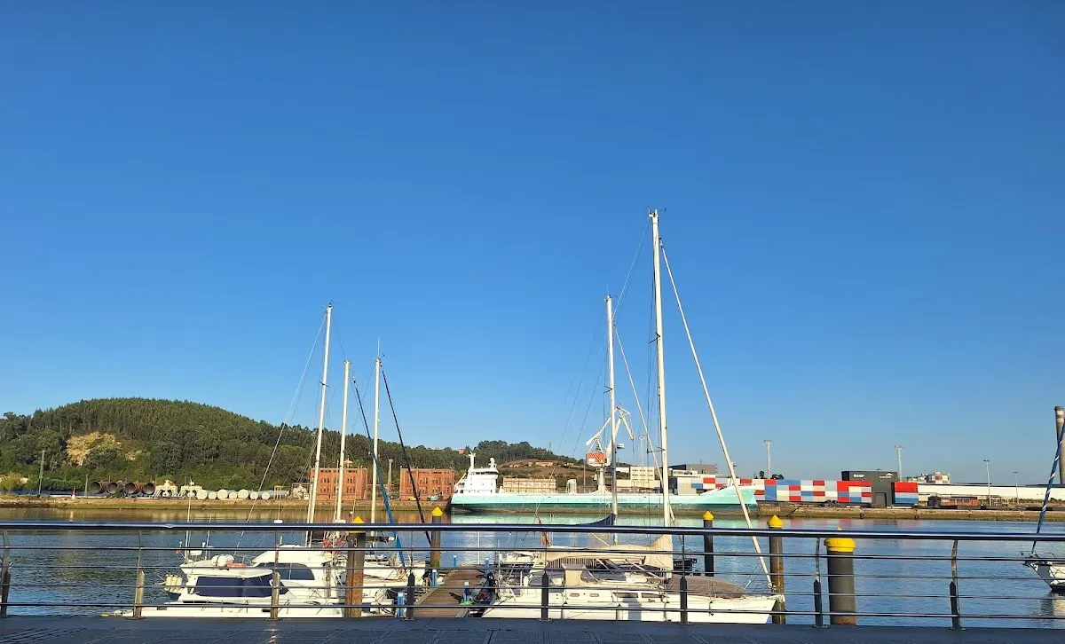 Parking gratuito en Avilés (Paseo de la Ría) en Avilés (Asturias) — foto 3 de 4