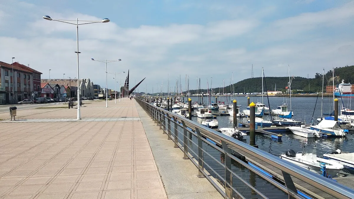 Parking gratuito en Avilés — Paseo de la Ría en Avilés (Asturias)