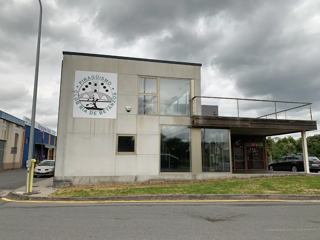 Parking Club de Piragüismo, Ría de Betanzos en Betanzos (A Coruña) — foto 2 de 4