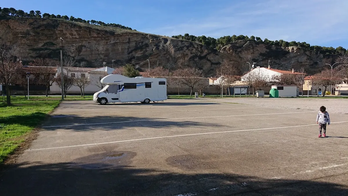 Parking de Falces: pernocta autocaravanas junto al río Arga en Falces (Navarra) — foto 2 de 4