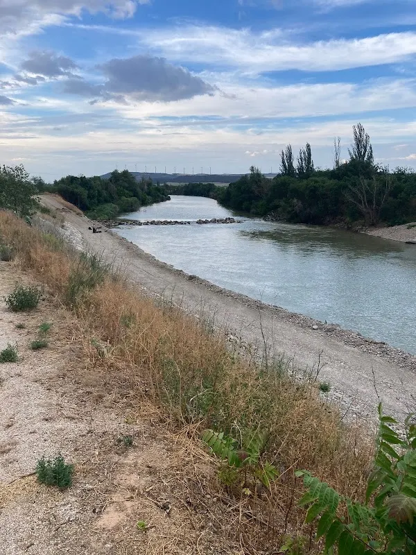 Parking de Falces: pernocta autocaravanas junto al río Arga en Falces (Navarra) — foto 3 de 4