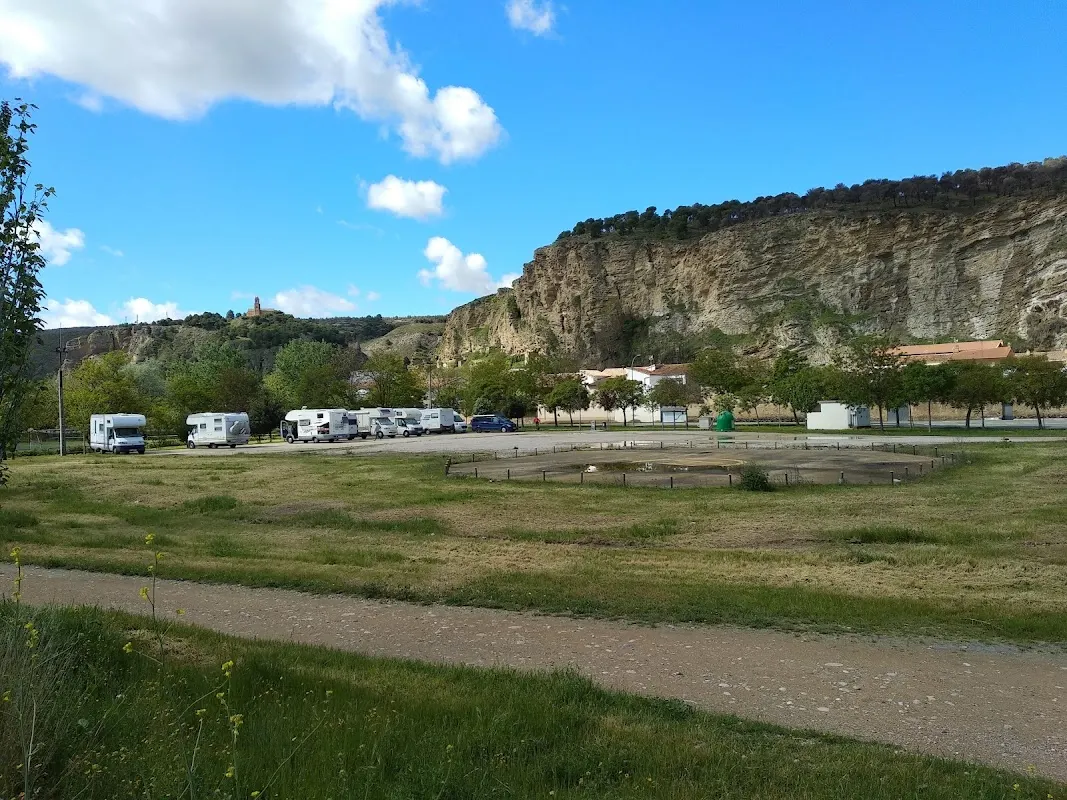 Parking de Falces: pernocta autocaravanas junto al río Arga en Falces (Navarra) — foto 4 de 4