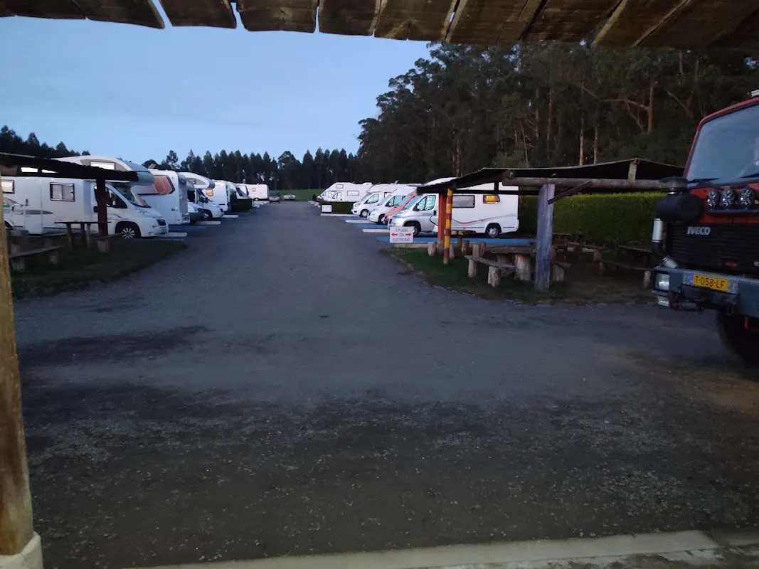 Parking de la Fraga do Eume en Monfero: autocaravanas en Monfero (A Coruña) — foto 2 de 4