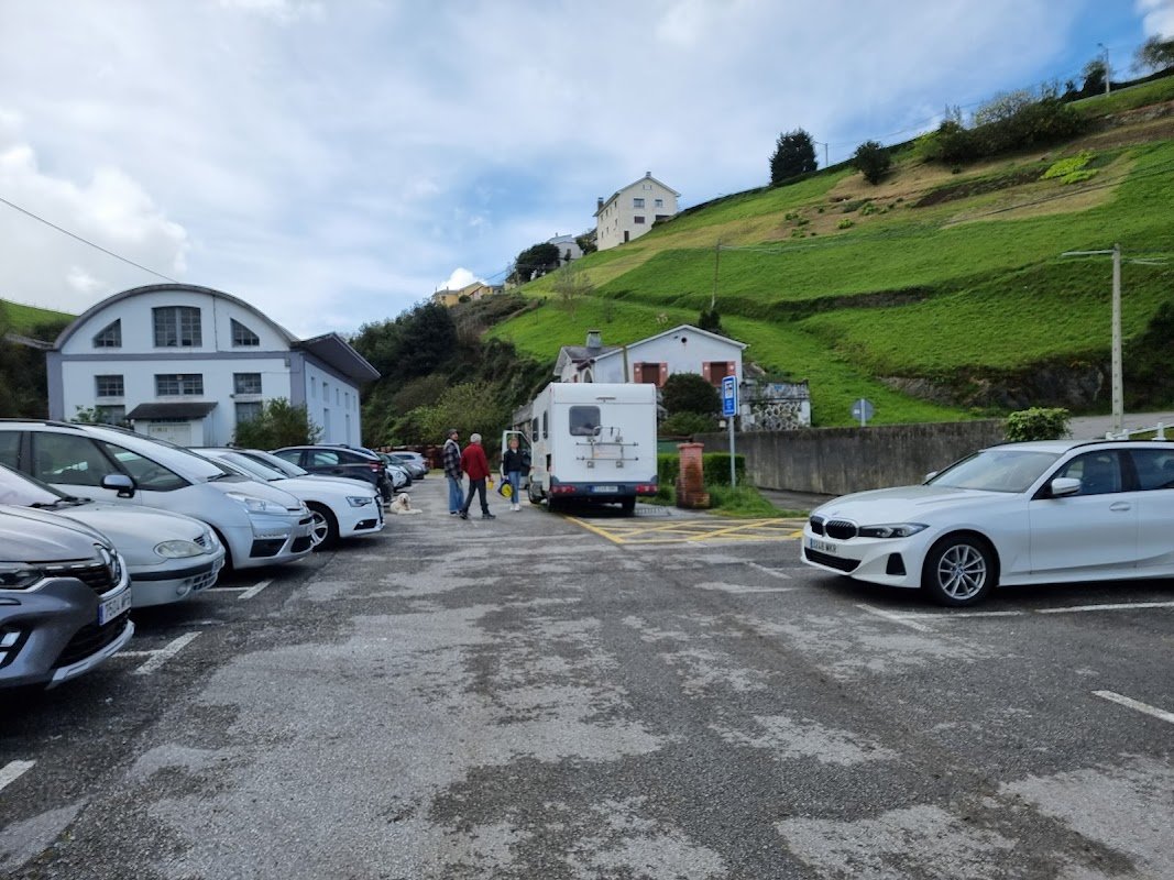 Parking Dónde aparcar en Luarca: área de autocaravanas en Luarca (Asturias) — foto 2 de 3