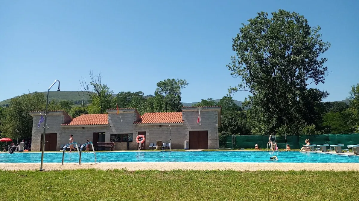 Parking de Ontaneda para autocaravanas, junto al río Pas en Ontaneda (Cantabria) — foto 2 de 4