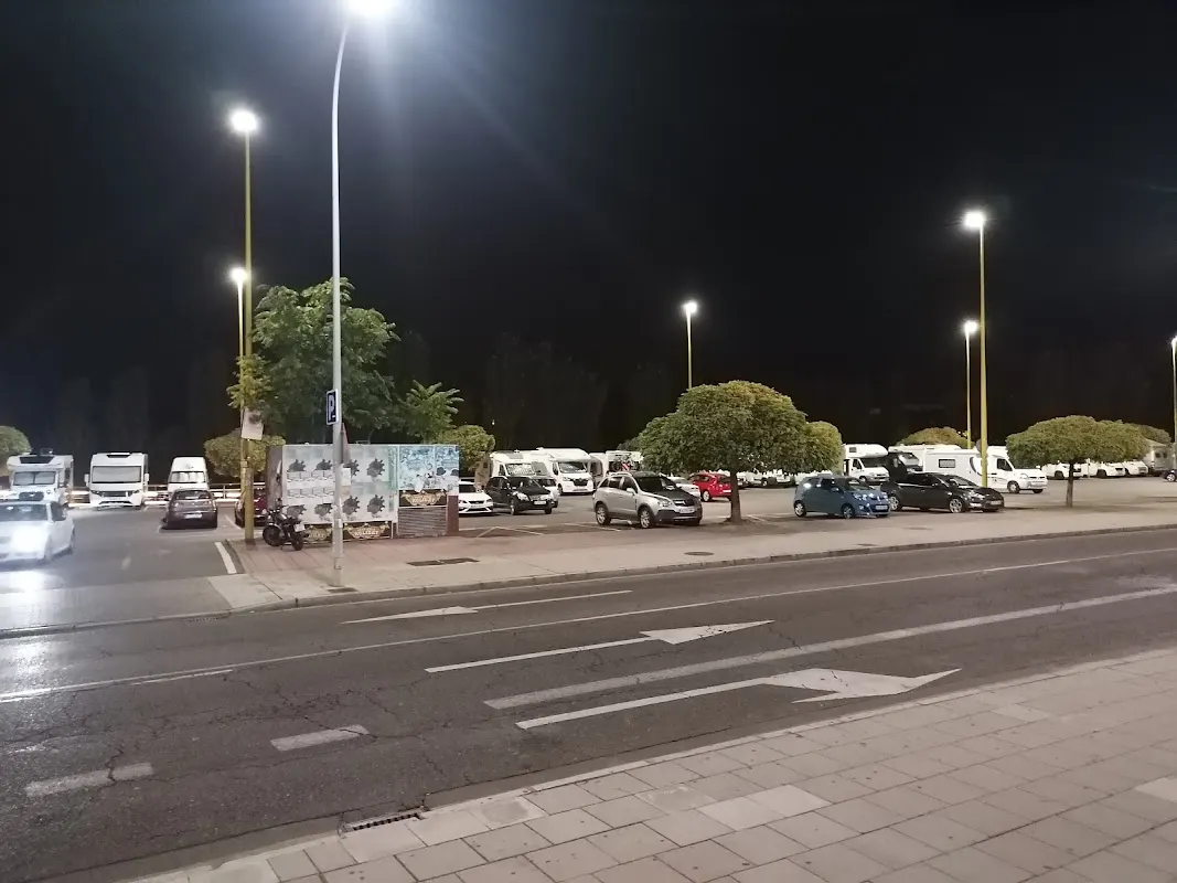 Parking de Peregrinos en León, autocaravanas en León — foto 2 de 4