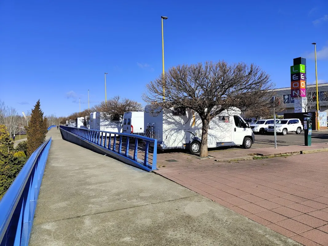 Parking de Peregrinos en León, autocaravanas en León — foto 3 de 4