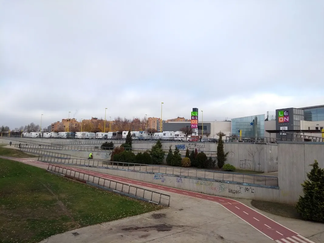 Parking de Peregrinos en León, autocaravanas en León — foto 4 de 4
