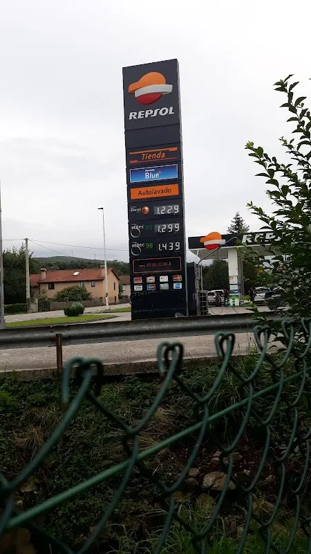 Parking de Repsol Villanueva: pernocta autocaravanas en Villanueva (Cantabria) — foto 3 de 4