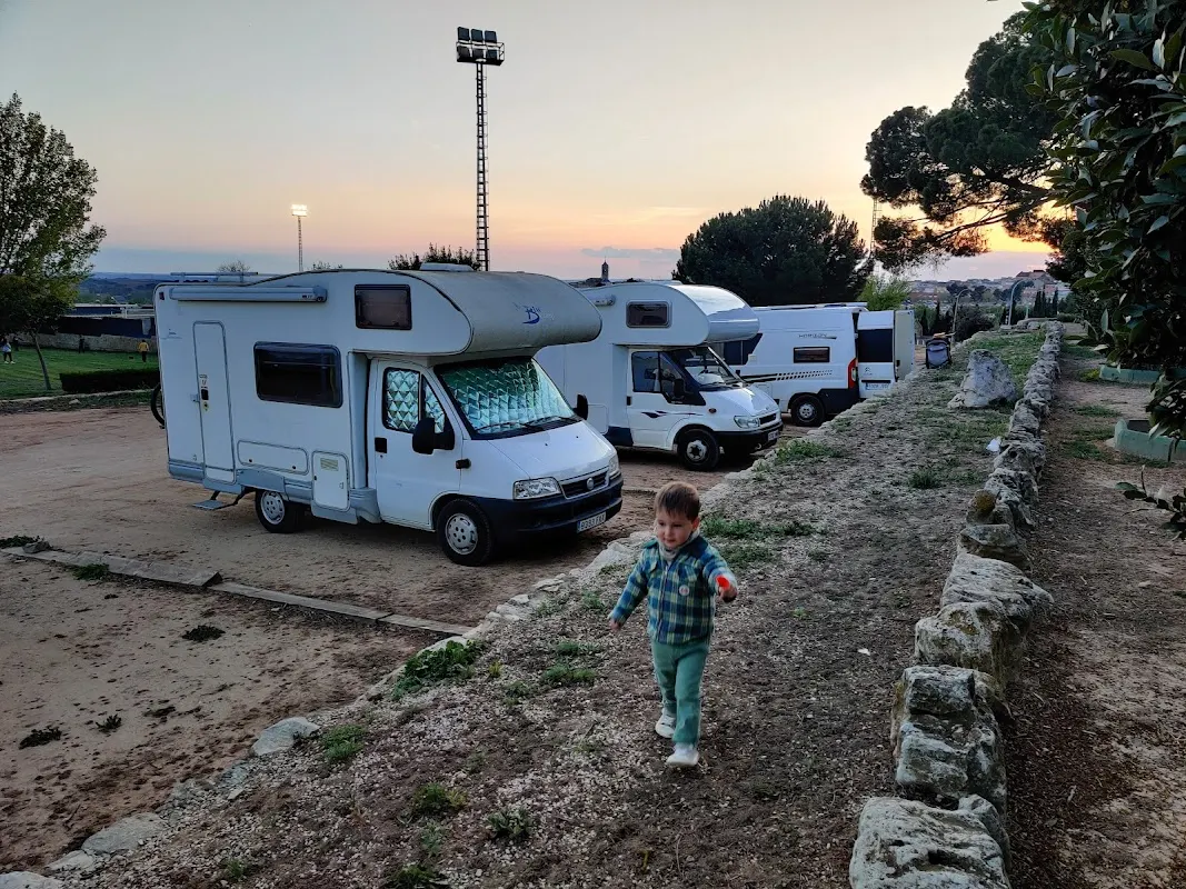 Parking gratuito Área de autocaravanas en Requena, Valencia en Requena (Valencia) — foto 3 de 4
