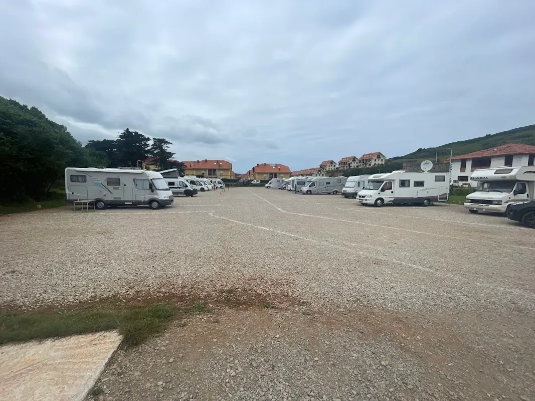 Parking Autocaravanas Comillas Cogiendo Aire en Comillas (Cantabria) — foto 2 de 4