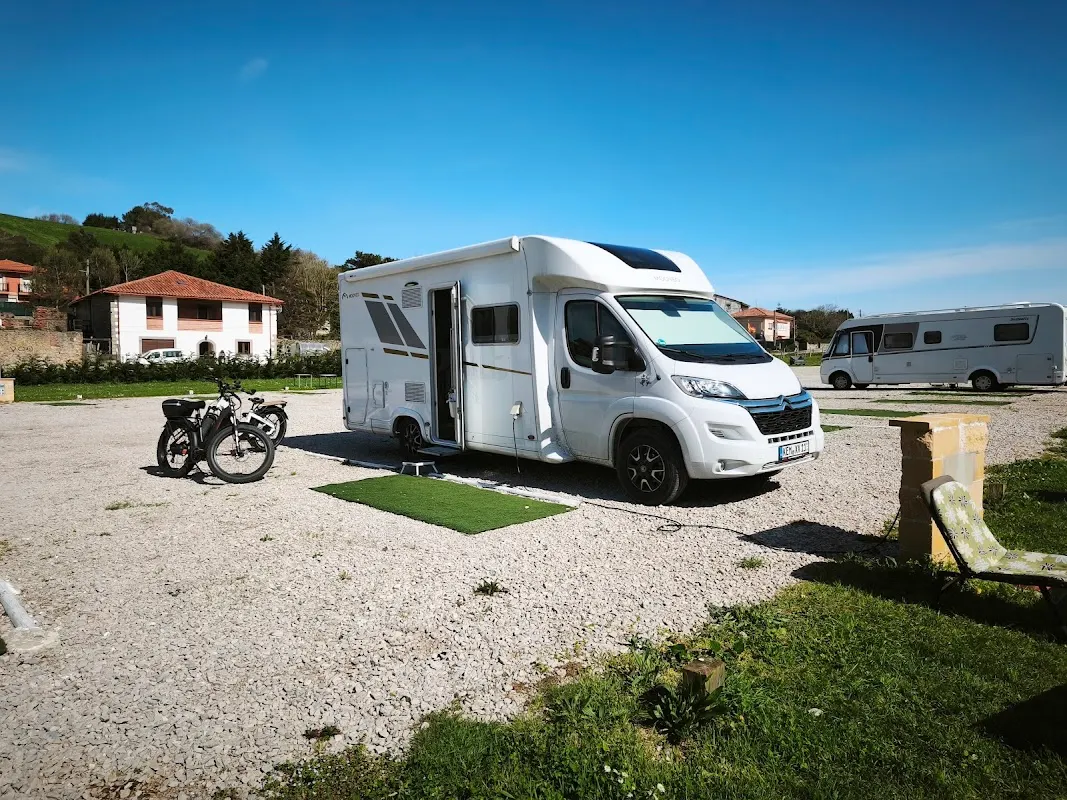 Parking Autocaravanas Comillas Cogiendo Aire en Comillas (Cantabria) — foto 3 de 4