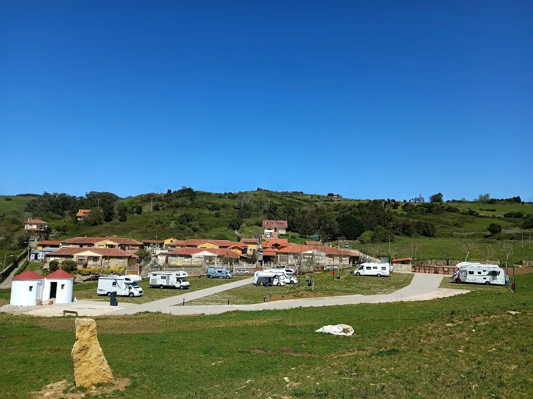 Parking Camper Park Santillana del Mar, Área Autocaravanas 24h en Santillana del Mar (Cantabria) — foto 2 de 4