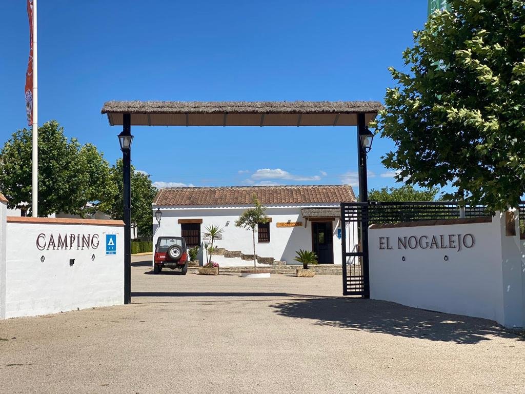 Parking Camping El Nogalejo en Setenil de las Bodegas en Setenil de las Bodegas (Cádiz)