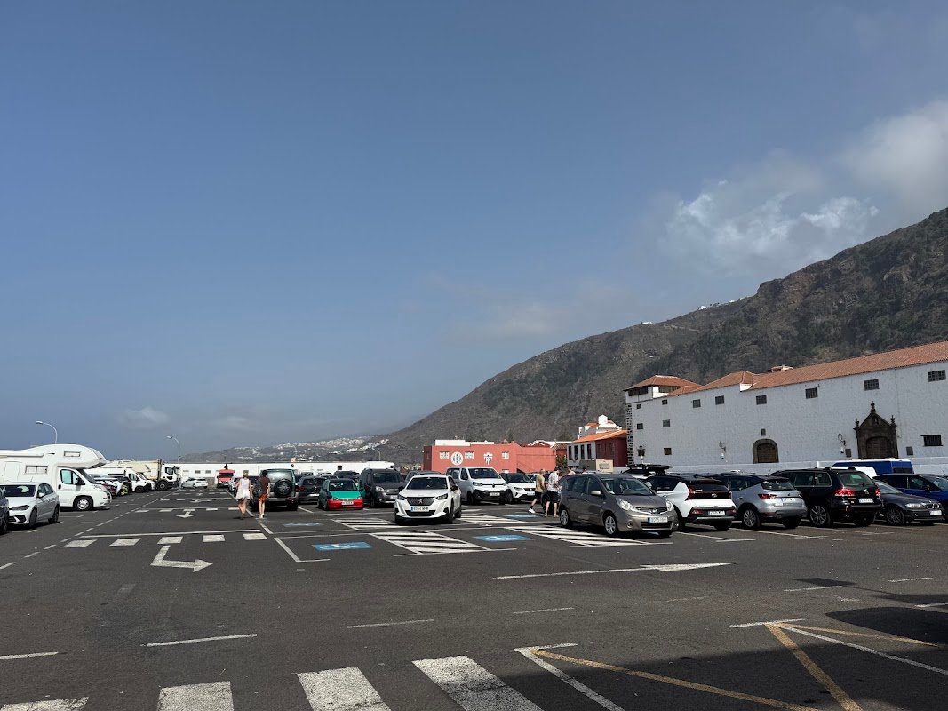 Parking gratuito del antiguo campo de fútbol de Garachico en Garachico (Santa Cruz de Tenerife) — foto 1 de 2