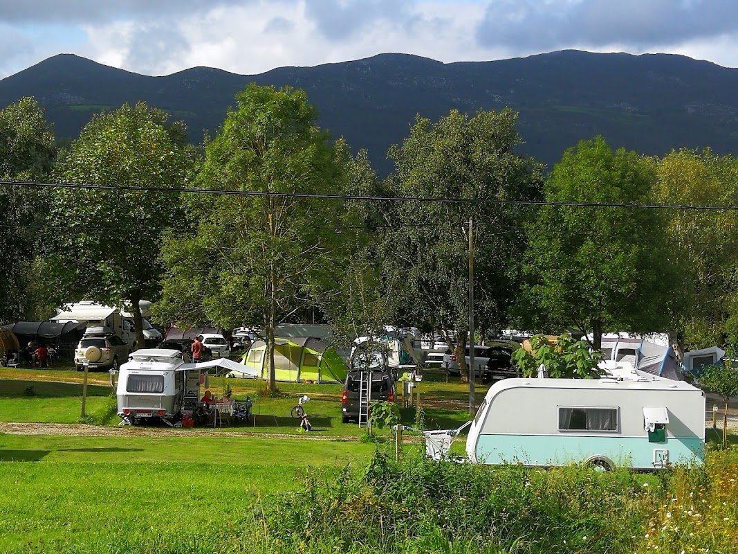 Parking de autocaravanas en el Camping Colombres (Ribadedeva) en Ribadedeva (Asturias) — foto 1 de 2
