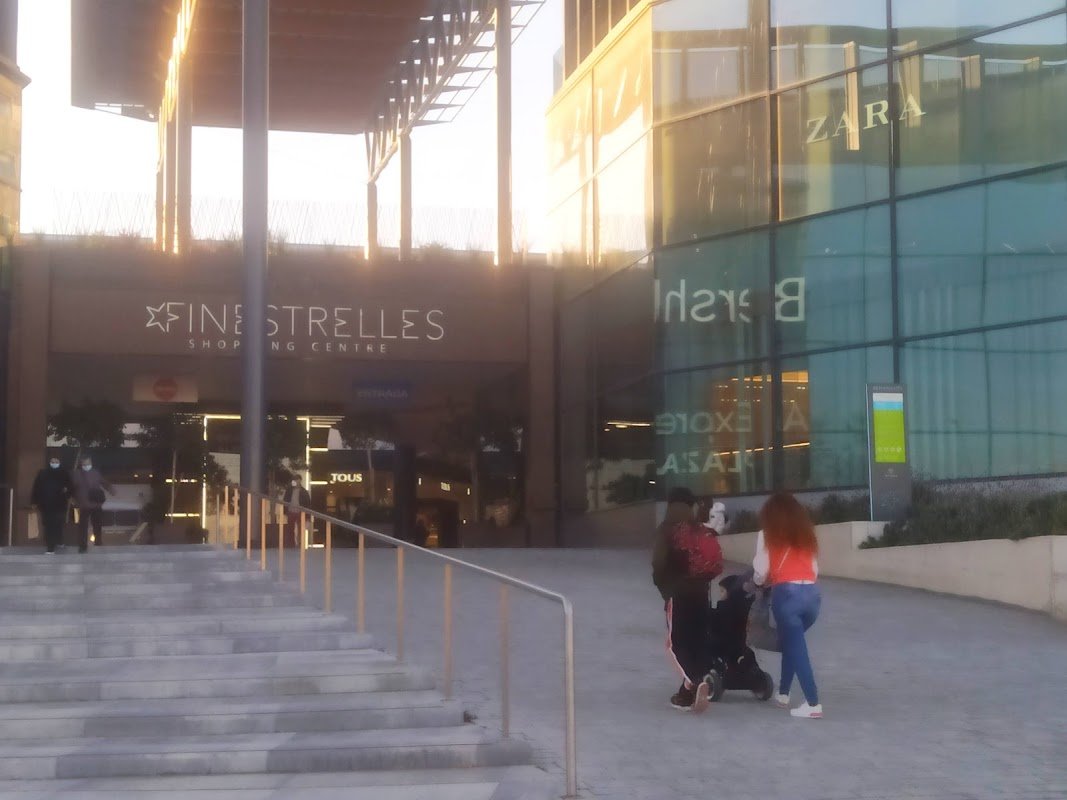 Parking Finestrelles, centro comercial de Esplugues de Llobregat en Esplugues de Llobregat (Barcelona) — foto 2 de 2