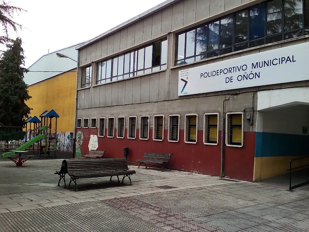 Parking gratuito del Polideportivo Municipal de Oñón (Mieres) en Oviedo (Asturias) — foto 3 de 4