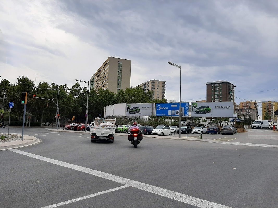 Parking de furgonetas y camiones en La Verneda (Barcelona) en Barcelona