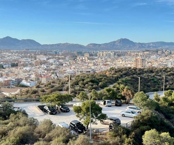 Parking gratis cerca del Castillo de Santa Bárbara (Alicante) en Alicante