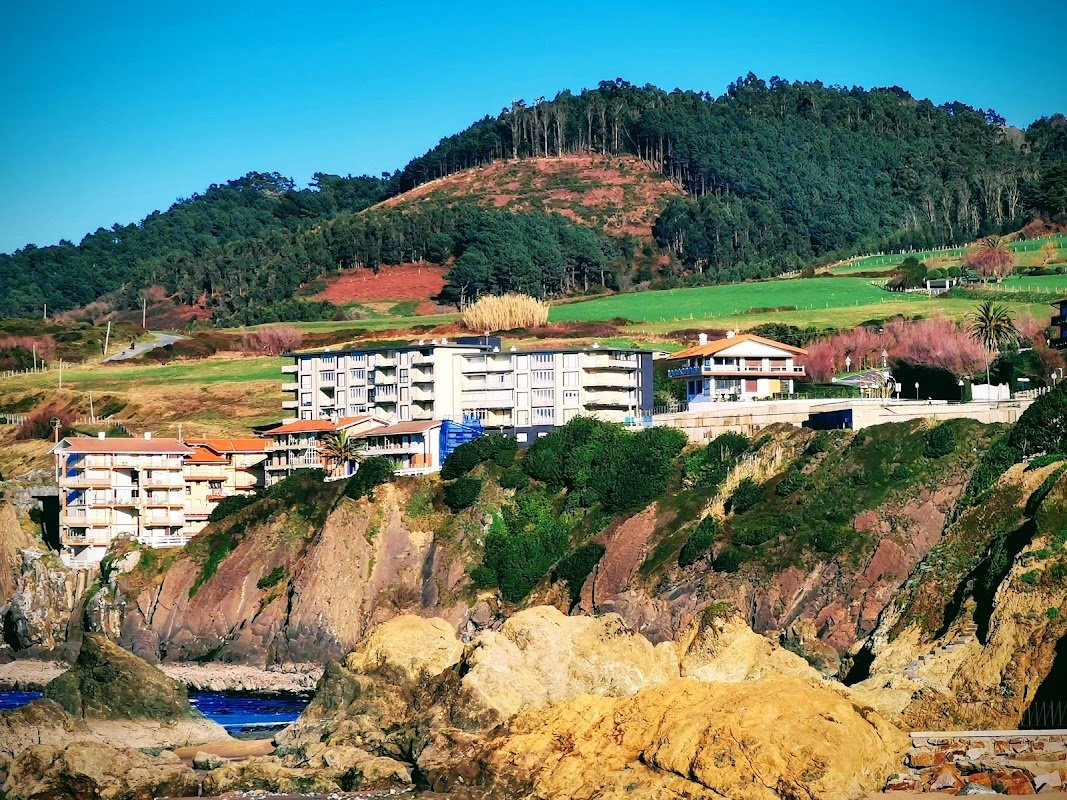 Parking de autocaravanas en Bakio, junto a la playa en Bakio (Bizkaia) — foto 2 de 3