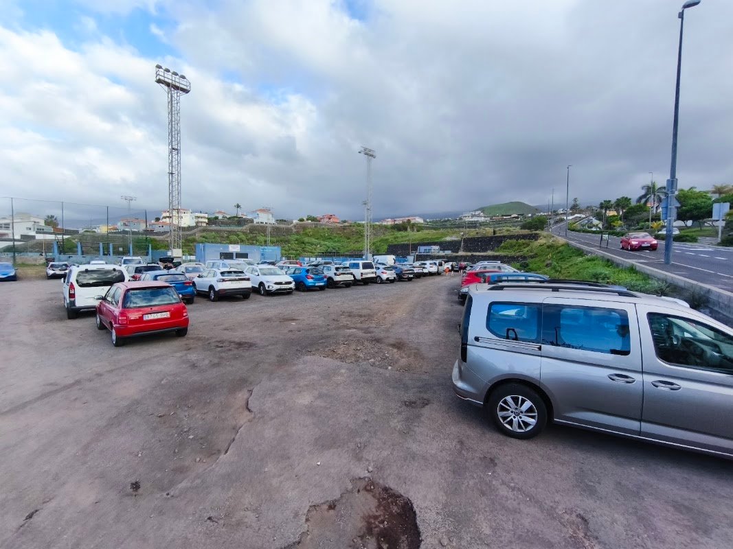 Parking gratis del campo de béisbol en Puerto de la Cruz en Puerto de la Cruz (Santa Cruz de Tenerife)