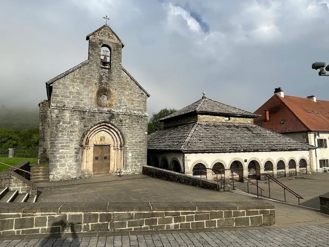 Parking de Roncesvalles, junto a la Colegiata en Roncesvalles (Navarra) — foto 4 de 4