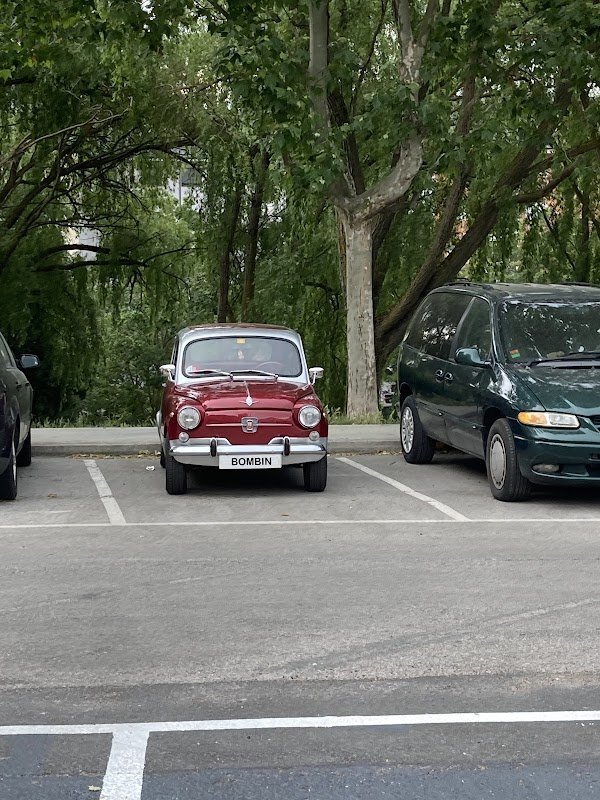 Parking gratuito frente a la Plaza de Tierno Galván (Ponferrada) en Ponferrada (León)